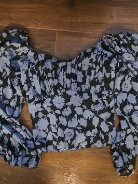 Abercrombie & Fitch Black Top with Light Blue Floral Puff Sleeves Sz Med
